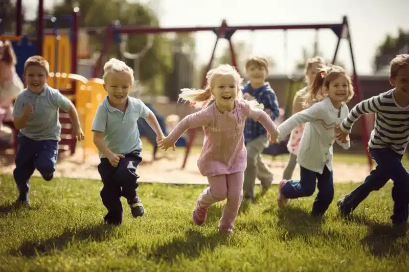 Aktive barn sunnere liv viktigheten fysisk lek featured